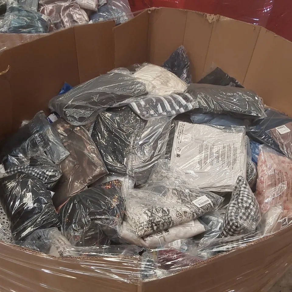 PALLET CONTAINING APPROXIMATELY 450x BRAND NEW ASSORTED DESIGNER CLOTHING ITEMS INCLUDING: SIMPLY BE JEANS, JUMPERS, WAISTCOAT, DRESS, JD WILLIAMS DRESS ECT