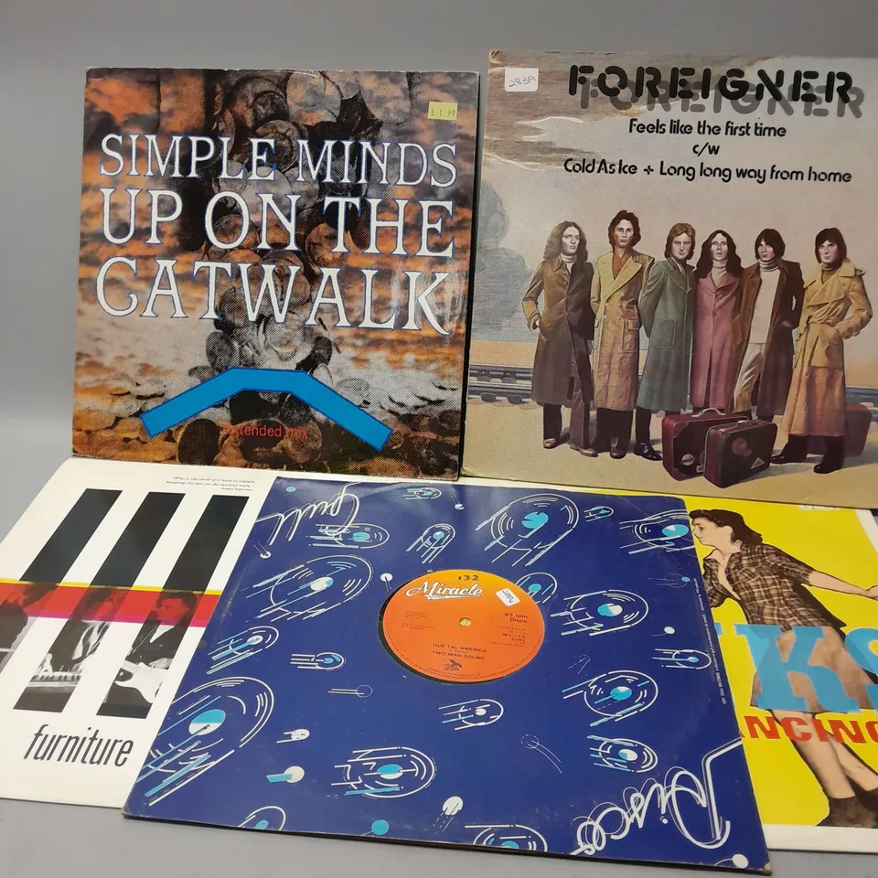 10 ASSORTED VINYL RECORDS TO INCLUDE FLEETWOOD MAC OH DIANE ONLY OVER YOU AND THE CHAIN, DURAN DURAN THE REFLAX DANCE MIX, HAWKWIND SILVER MACHINE, ETC