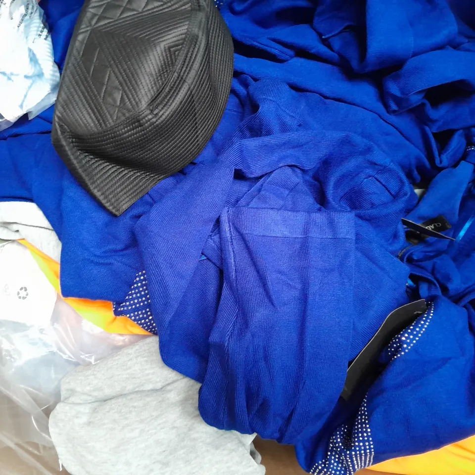 BOX OF APPROXIMATELY 20 ASSORTED CLOTHING AND FASHION ITEMS IN VARIOUS STYLES, SIZES, AND COLOURS 