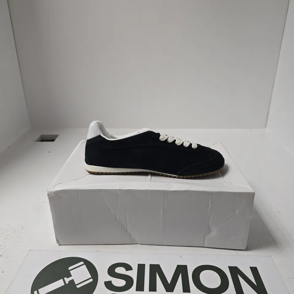 BOXED PAIR OF ALO SUNSET SNEAKER SIZE UK 5 