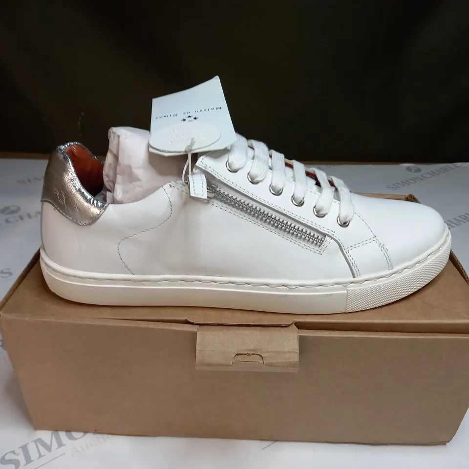 BOXED PAIR OF MAISON DE NIMES LEATHER ZIP SIDE TRAINERS IN WHITE - SIZE 6