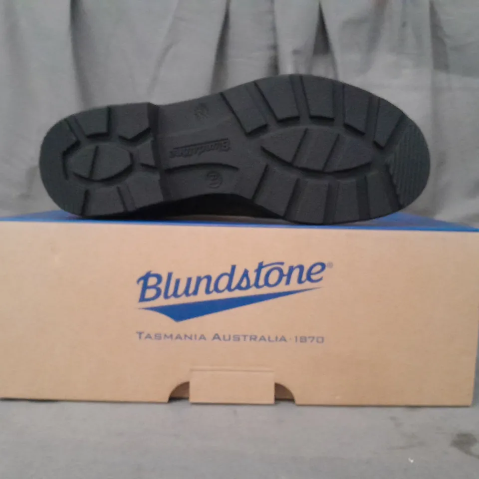 BOXED PAIR OF BLUNDSTONE ELASTIC SIDED SUEDE BOOTS IN DARK OLIVE SIZE UK 6.5