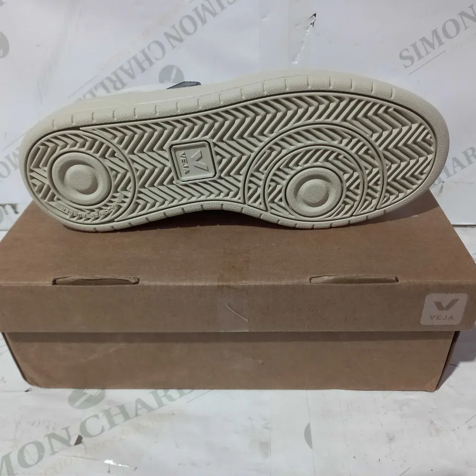 BOXED PAIR OF VEJA LEATHER TRAINERS IN WHITE UK SIZE 6