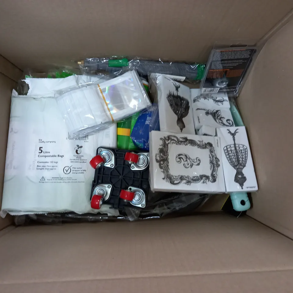 BOXED LOT OF APPROXIMATELY 15 HOUSEHOLD ITEMS TO INCLUDE KING CHARLES TEA TOWEL, FABRIC DYE AND JOURNAL
