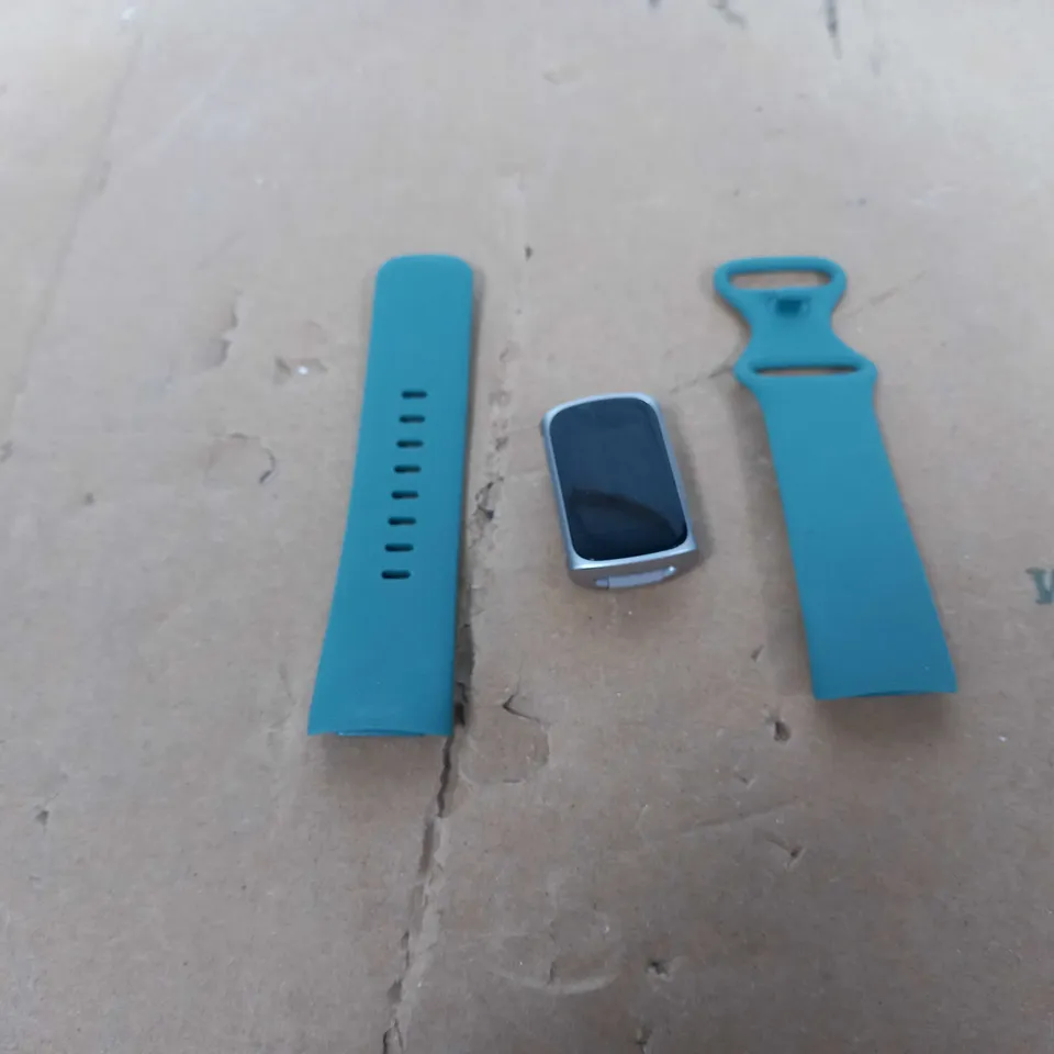 BOXED FITBIT CHARGE 5 HEALTH & FIT IN BLACK