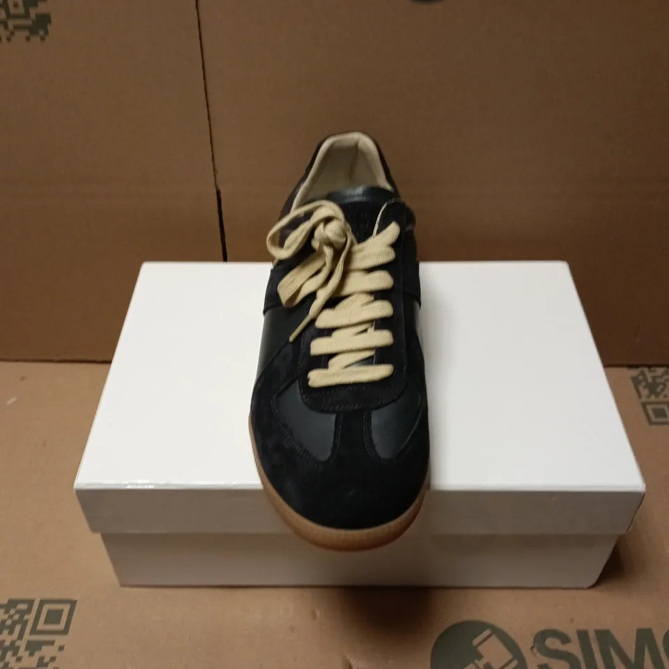 BOXED PAIR OF MAISON MARGIELA MENS SPORTS SHOES LAMBSKIN & CALF-SPLIT IN NAVY - SIZE 22