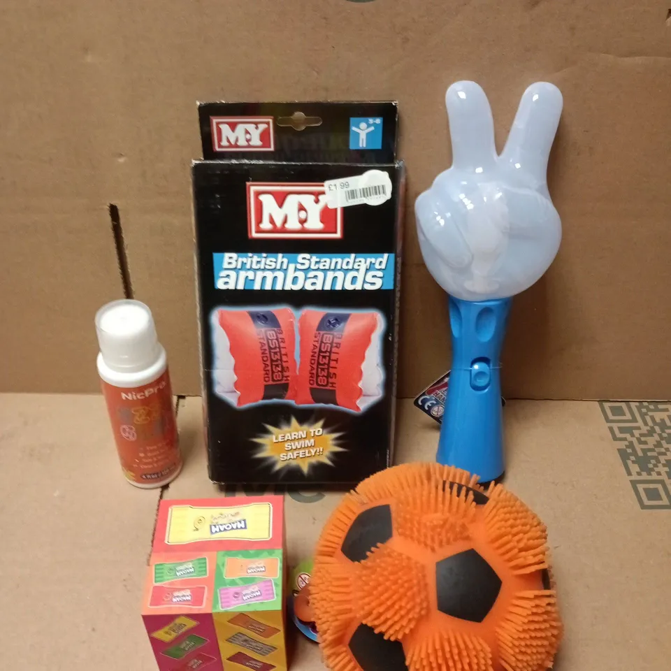APPROXIMATELY 10 ASSORTED TOYS & GAMES PRODUCTS TO INCLUDE ARMBANDS, PUZZLE GLUE, LIGHT UP TOY ETC 