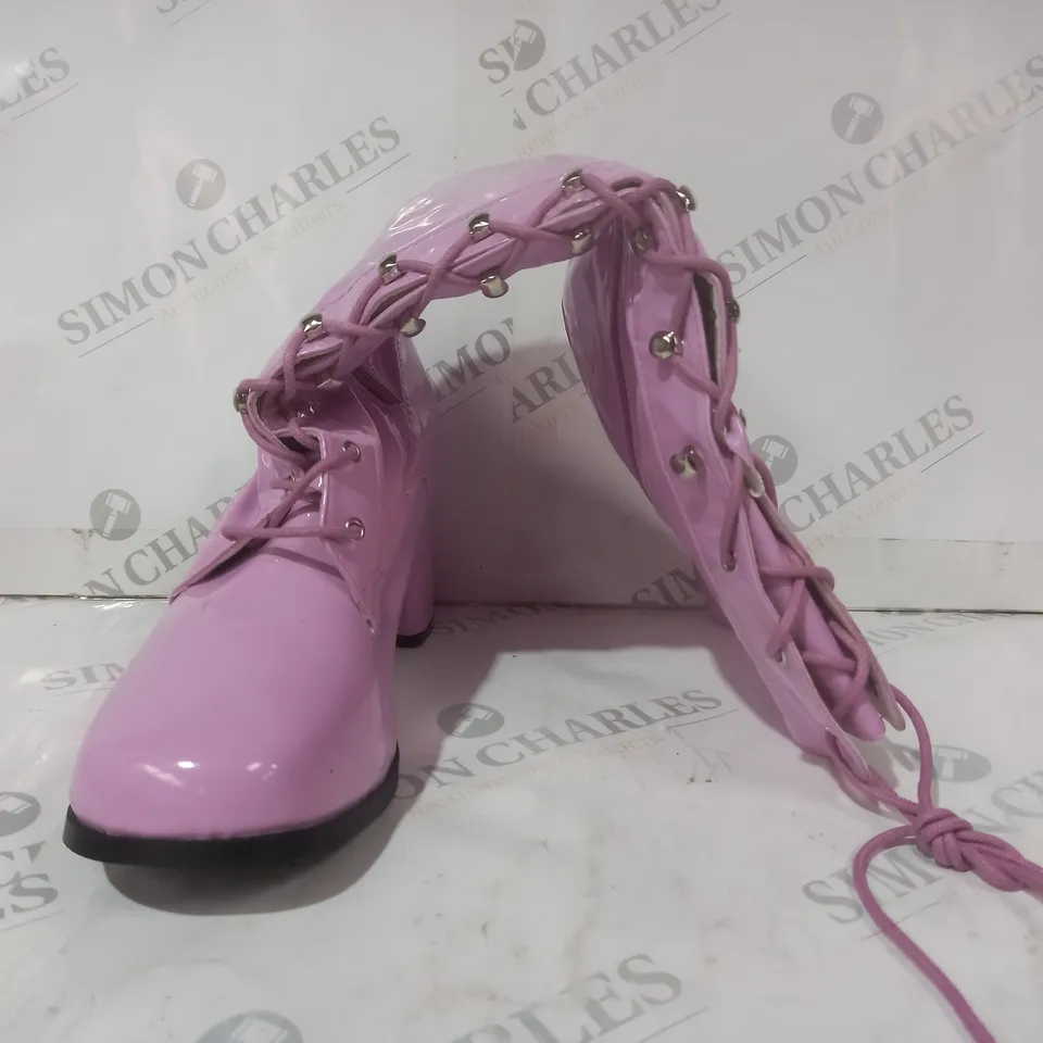 BOXED PAIR OF BLOCK HEEL KNEE HIGH BOOTS IN LILAC SIZE 7
