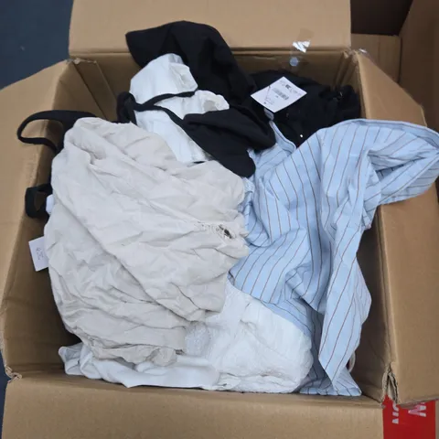 BOX OF APPROXIMATELY 15 ASSORTED CLOTHING ITEMS TO INCLUDE: COTTON ON JEANS 