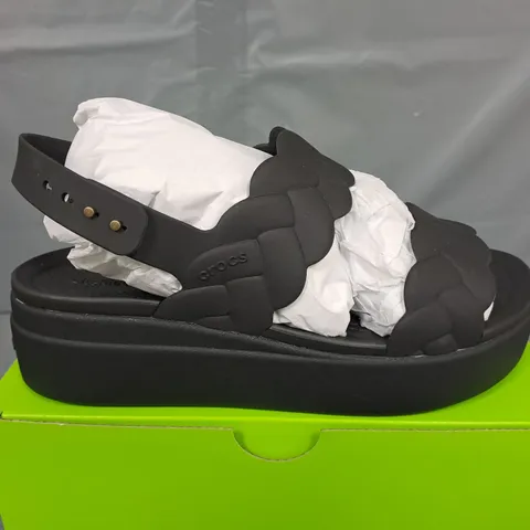 BOXED PAIR OF CROCS BROOKLYN WOVEN UPPER LOW WEDGE IN BLACK - W 10