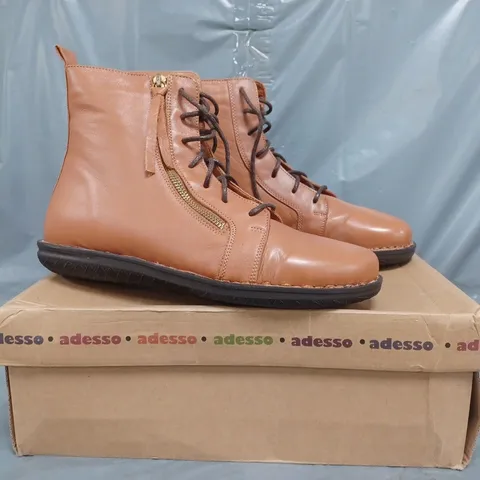 BOXED PAIR OF ADESSO BOOTS IN TAN SIZE 8