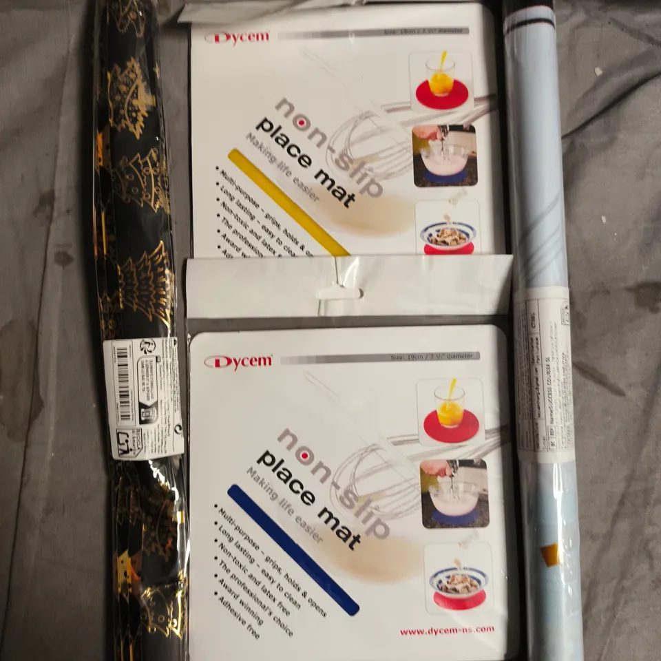 BOX OF APPROXIMATELY 20 ASSORTED HOUSEHOLD ITEMS TO INCLUDE NON-SLIP MATS, ETC - COLLECTION ONLY