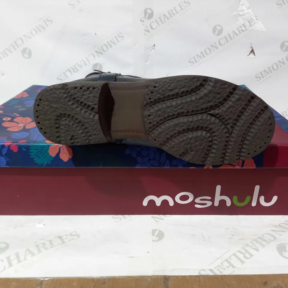 BOXED PAIR OF MOSHULU MOSTLETOE DARK DENIM COLOUR BOOTS UK SIZE 5
