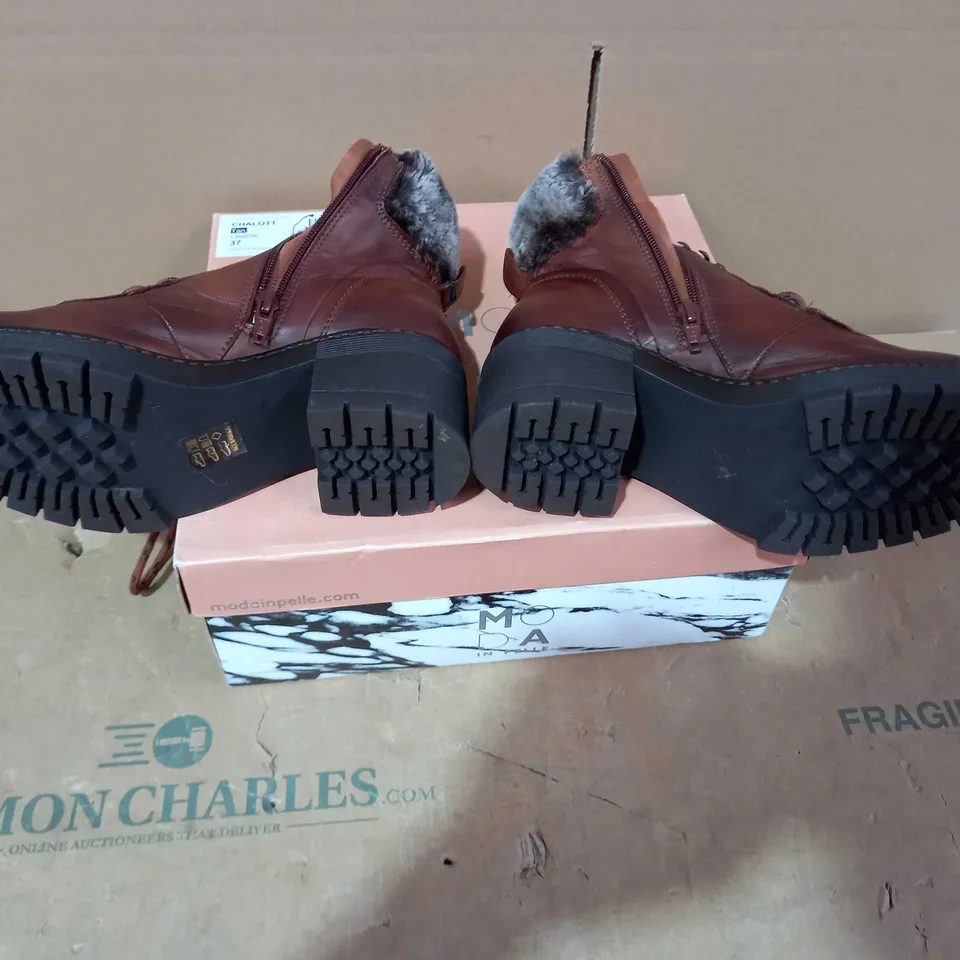 BOXED PAIR OF MODA IN PELLE BROWN BOOTS - SIZE 37