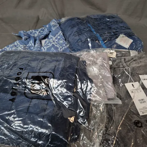 APPROXIMATELY 30 ASSORTED CLOTHING ITEMS IN VARIOUS SIZES, STYLES & COLOURS TO INCLUDE BRANDS SUCH AS FOOTJOY, F&F, SAINT GENIES, ETC - COLLECTION ONLY