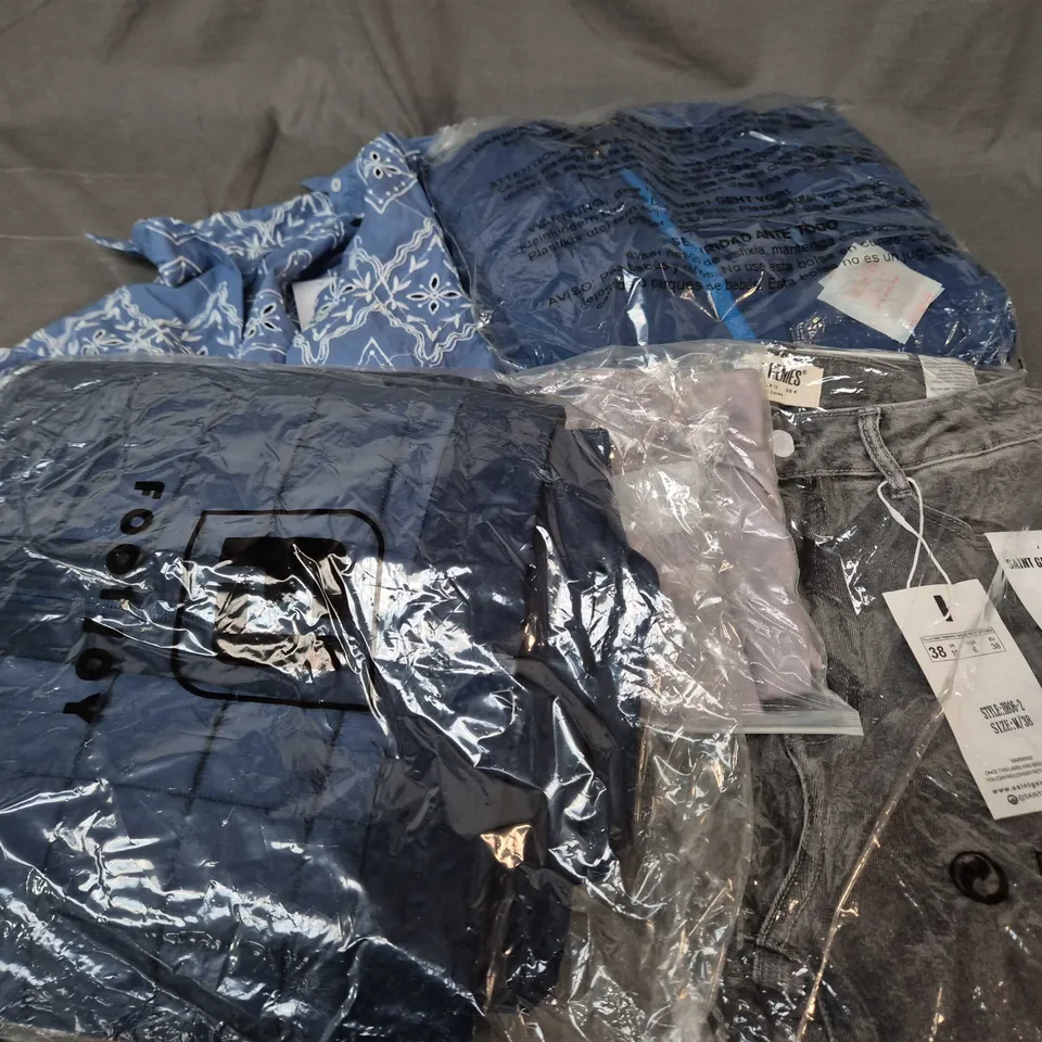 APPROXIMATELY 30 ASSORTED CLOTHING ITEMS IN VARIOUS SIZES, STYLES & COLOURS TO INCLUDE BRANDS SUCH AS FOOTJOY, F&F, SAINT GENIES, ETC - COLLECTION ONLY