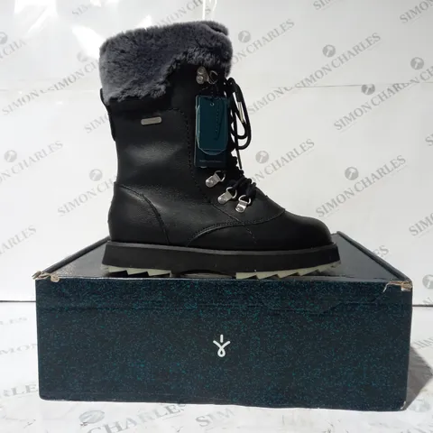 BOXED PAIR OF EMU AUSTRALIA COMORO LEATHER BOOTS IN BLACK SIZE 5