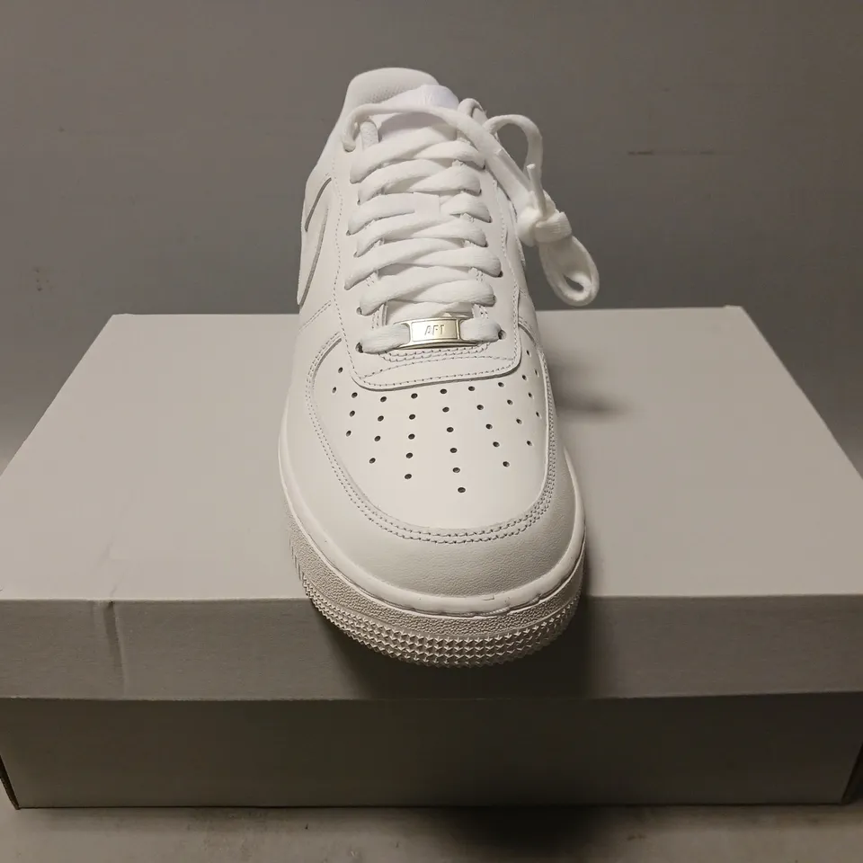 BOXED PAIR OF NIKE AIR FORCE 1 '07 SHOES IN WHITE UK SIZE 9.5