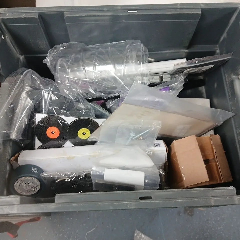 LOT OF ASSORTED HOUSEHOLD ITEMS TO INCLUDE PLOP BAGS, MODEL PALISADE FENCING AND SPIKY PLUS