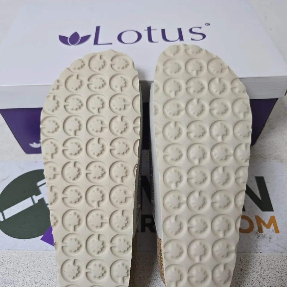 BOXED LOTUS TAFELLA SANDALS, SILVER - EUR SIZE 38 