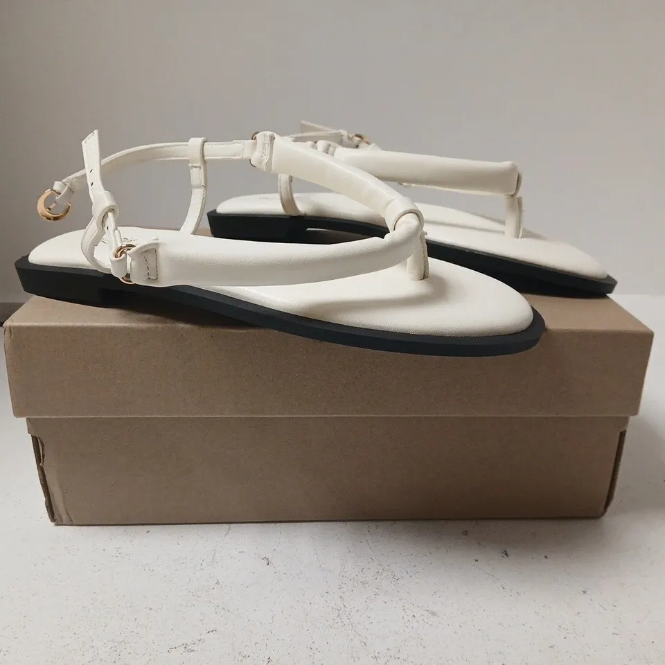 BOXED PAIR OF PRETTY LITTLE THING T-POST FLAT SANDALS IN WHITE SIZE UK 5