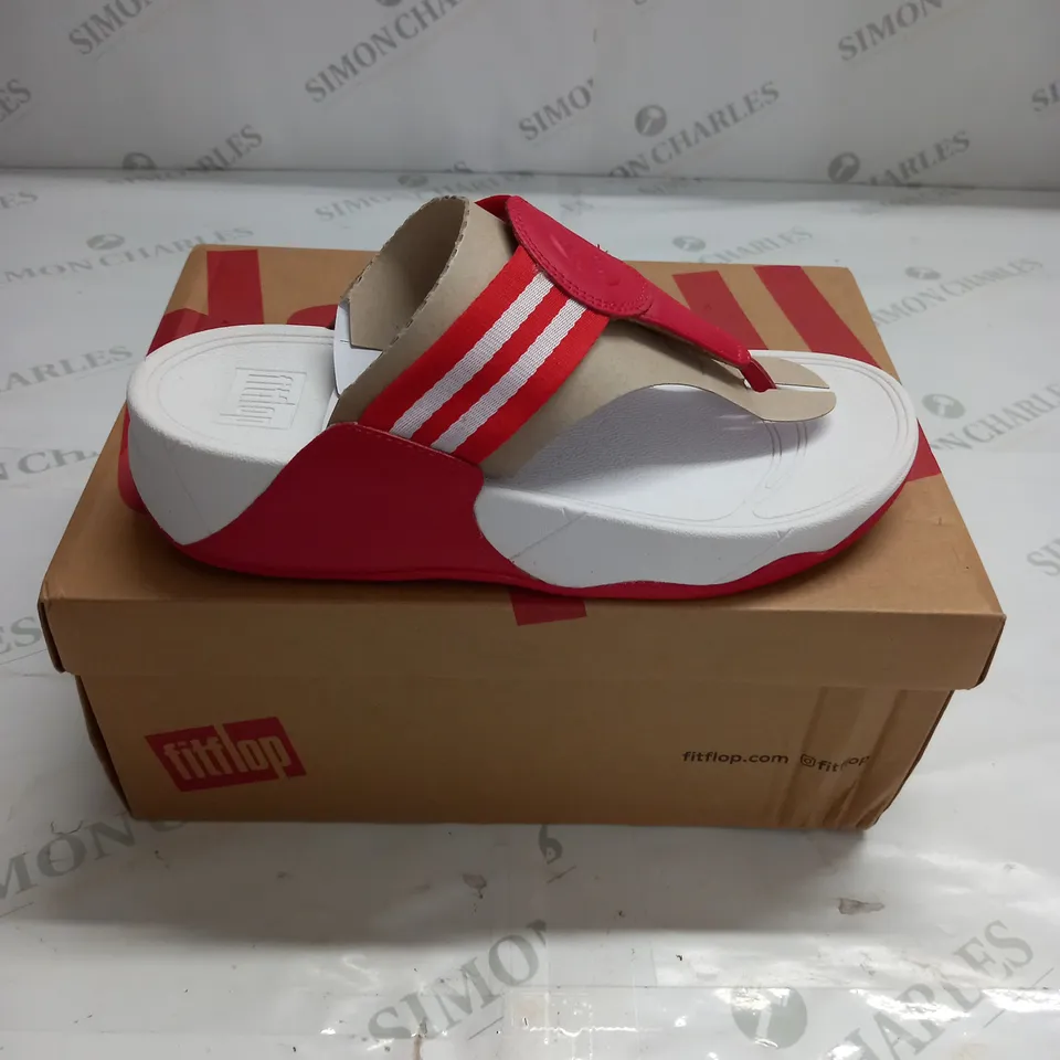 BOXED FIT FLOP WALKSTAR TOE-POST SANDALS IN RED - UK 5