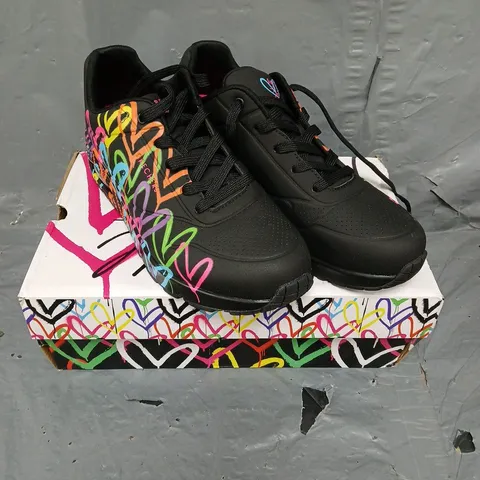 BOXED PAIR OF SKECHERS RAINBOW HEART TRAINERS IN BLACK MULTI SIZE 8