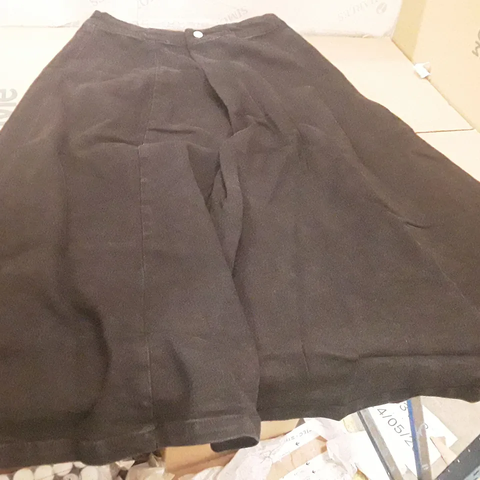 BOXED BRAND NEW JDWILLIAMS PLEAT SKIRT SIZE 12 BLACK COLOUR APPROXIMATELY 17 PIECES 