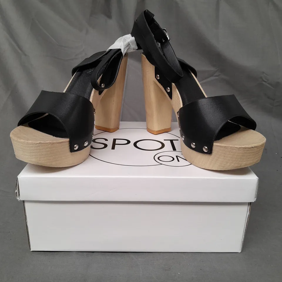 BOXED PAIR OF SPOT ON OPEN TOE HIGH BLOCK HEEL SANDALS IN BLACK SIZE 7