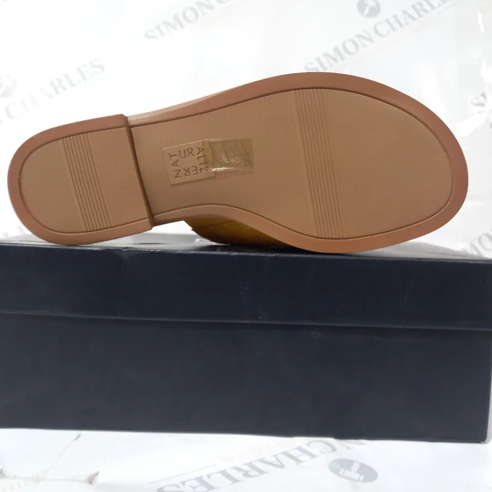 BOXED PAIR OF NATURALIZER FORREST OPEN TOE SLIDER SANDALS IN GOLD UK SIZE 4.5