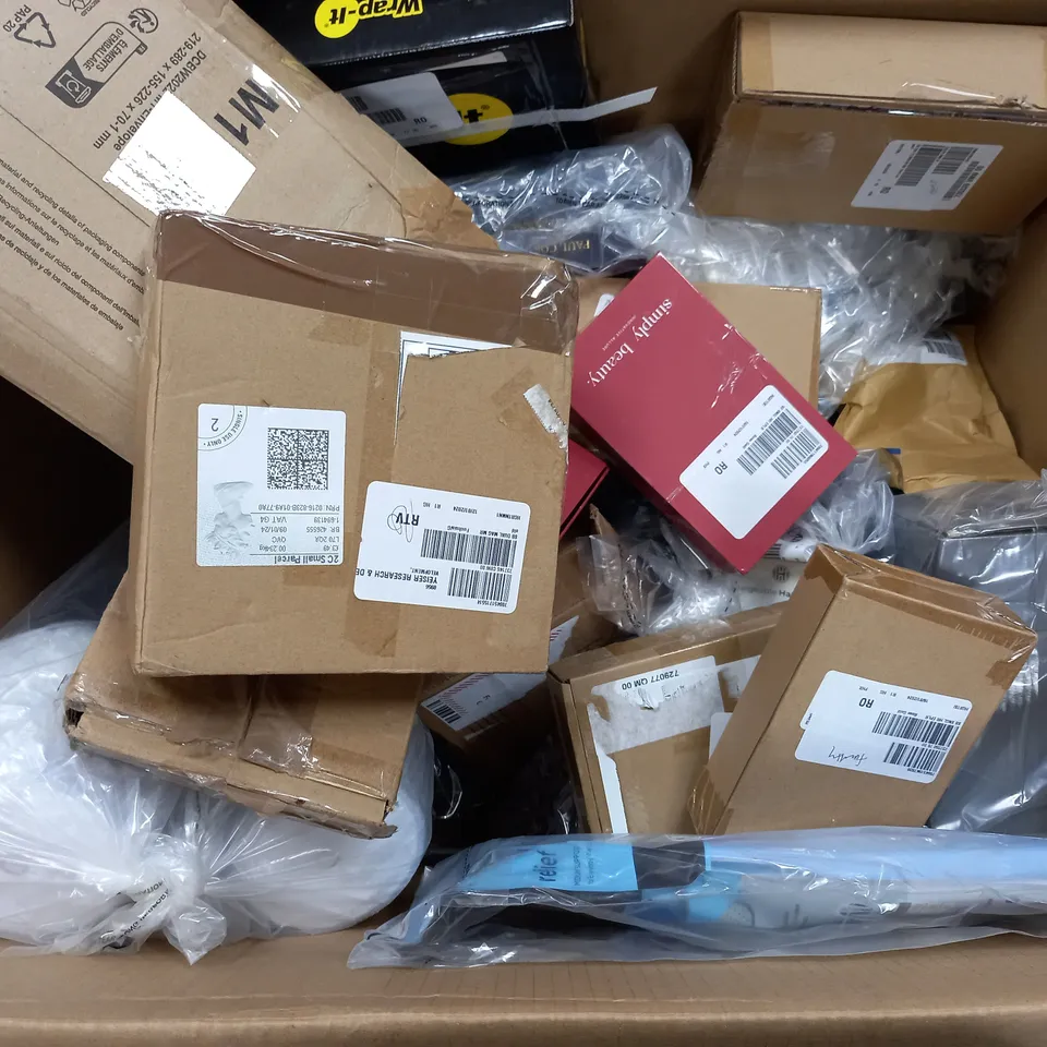 APPROXIMATELY 10 ASSORTED ITEMS TO INCLUDE HOME REFLECTIONS REMOTE CONTROL OPERATED LIGHTS, VIONIC INSOLES, JM IRIDESCENT DECORATIONS, ETC