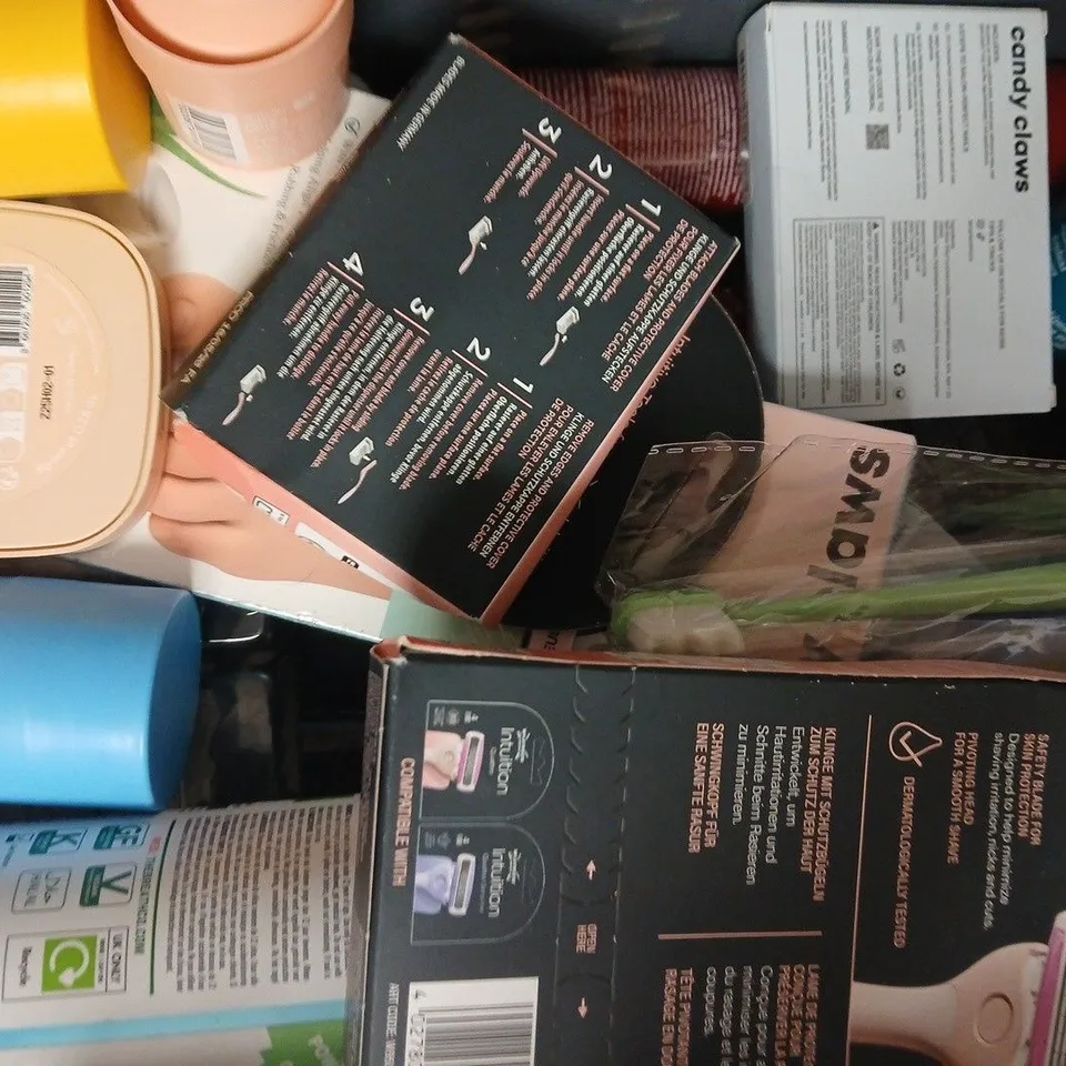 APPROXIMATELY 15 ASSORTED COSMETIC ITEMS INCLUDING VARIOUS MAKES AND BRANDS - COLLECTION ONLY