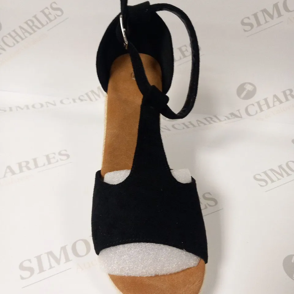 BOXED HEELED SHOES SIZE 37