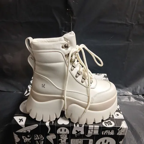 BOXED PAIR OF KOI WHITE CHUNKY-SOLE HIGH-TOP BOOT β WOMEN'S UK SIZE 3