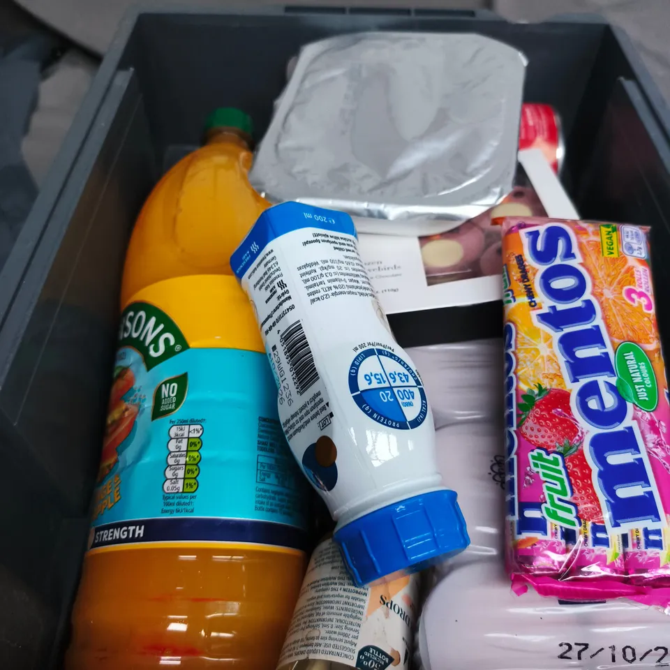 BOX OF APPROXIMATELY 12 ASSORTED FOOD ITEMS INCLUDING FRESUBIN FIBRE DRINK AND MENTOS 