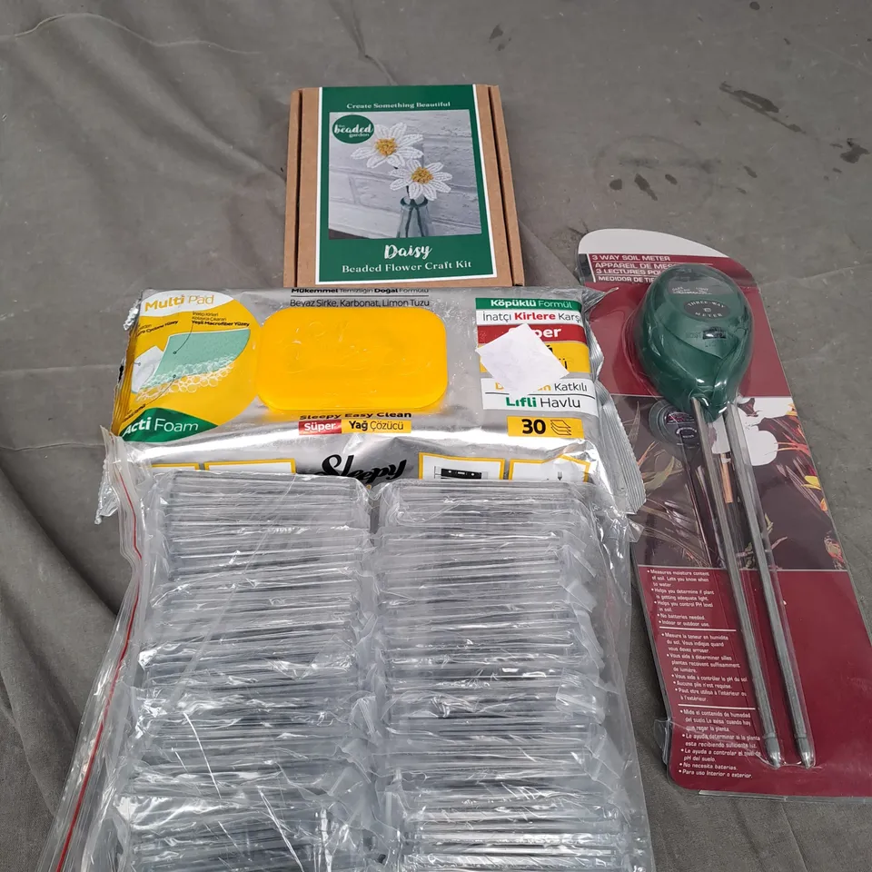 APPROXIMATELY 12 HOUSEHOLD ITEMS TO INCLUDE FRIDGE MAGNETS, CLEANING WIPES AND BEAD FLOWER KIT