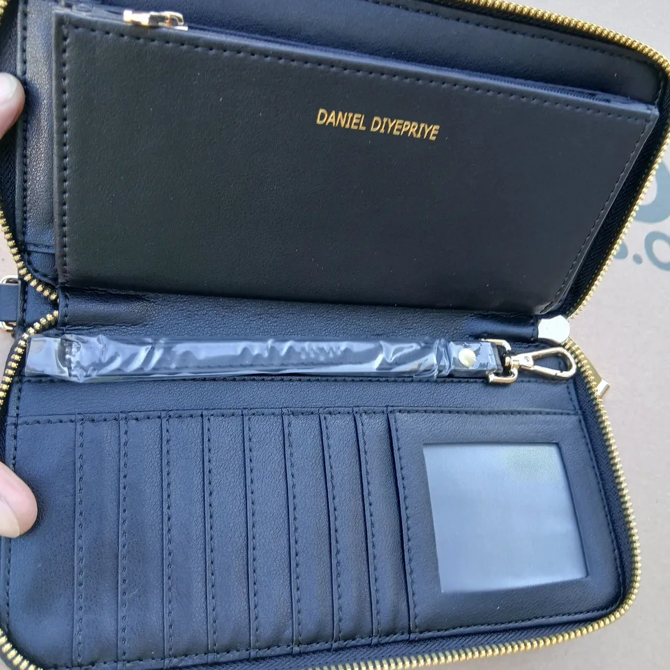 APPROXIMATELY 11 DANIEL DIYERPRYE LEATHER ZIP WALLET WITH CARD SLOTS 