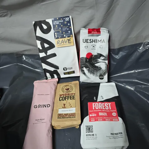 TOTE OF APPROXIMATELY 10 PACKS OF ASSORTED GROUND COFFEE AND COFFEE BEANS TO INCLUDE RAVE, GRIND AND UESHIMA