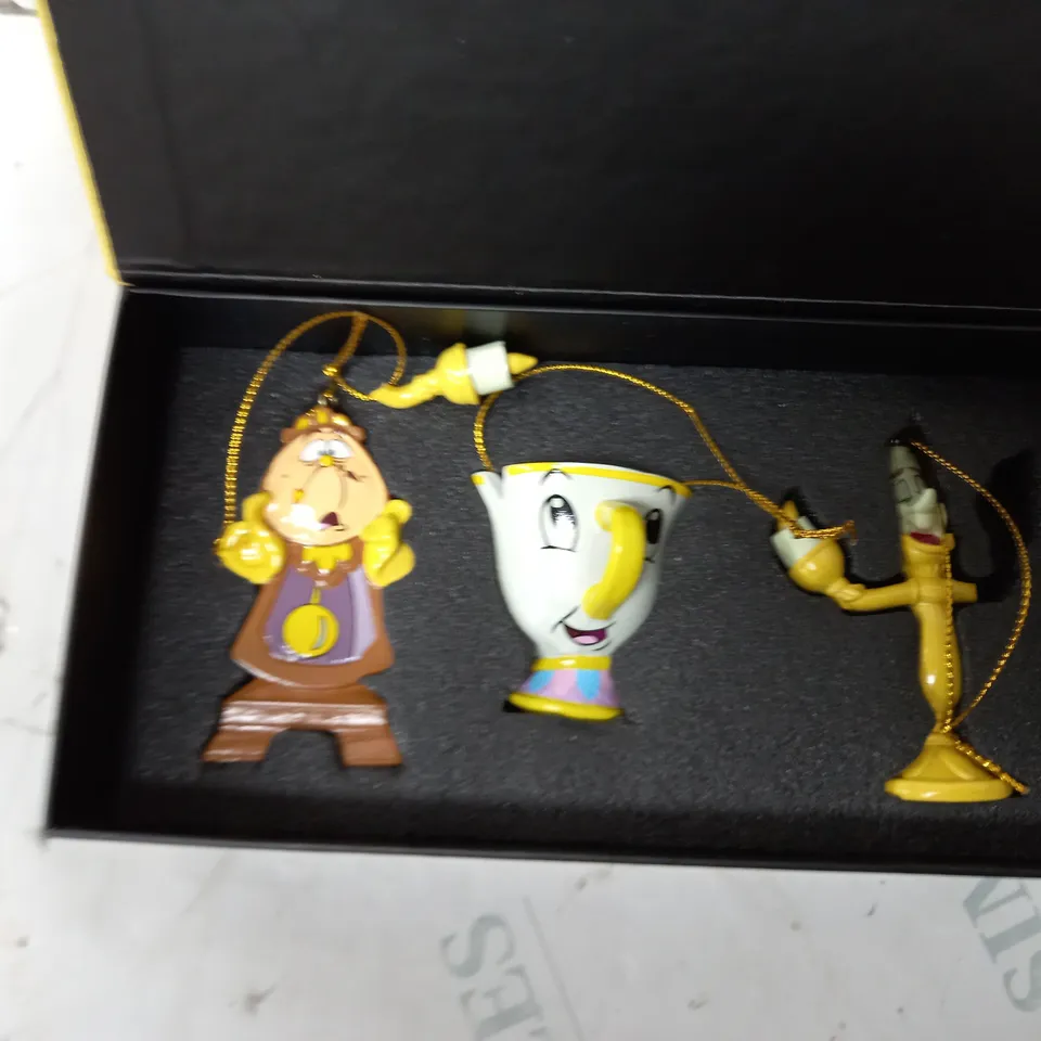 BOX OF APPROXIMATELY 40 ASSORTED HOUSEHOLD ITEMS TO INCLUDE BAGS, KEYBOARD, ORNAMENTS ETC 