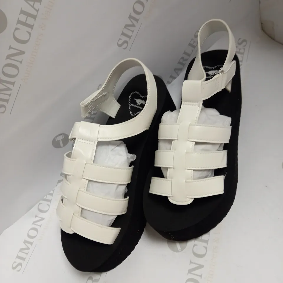 ROCKET DOG BLACK AND WHITE SANDLES - SIZE 6