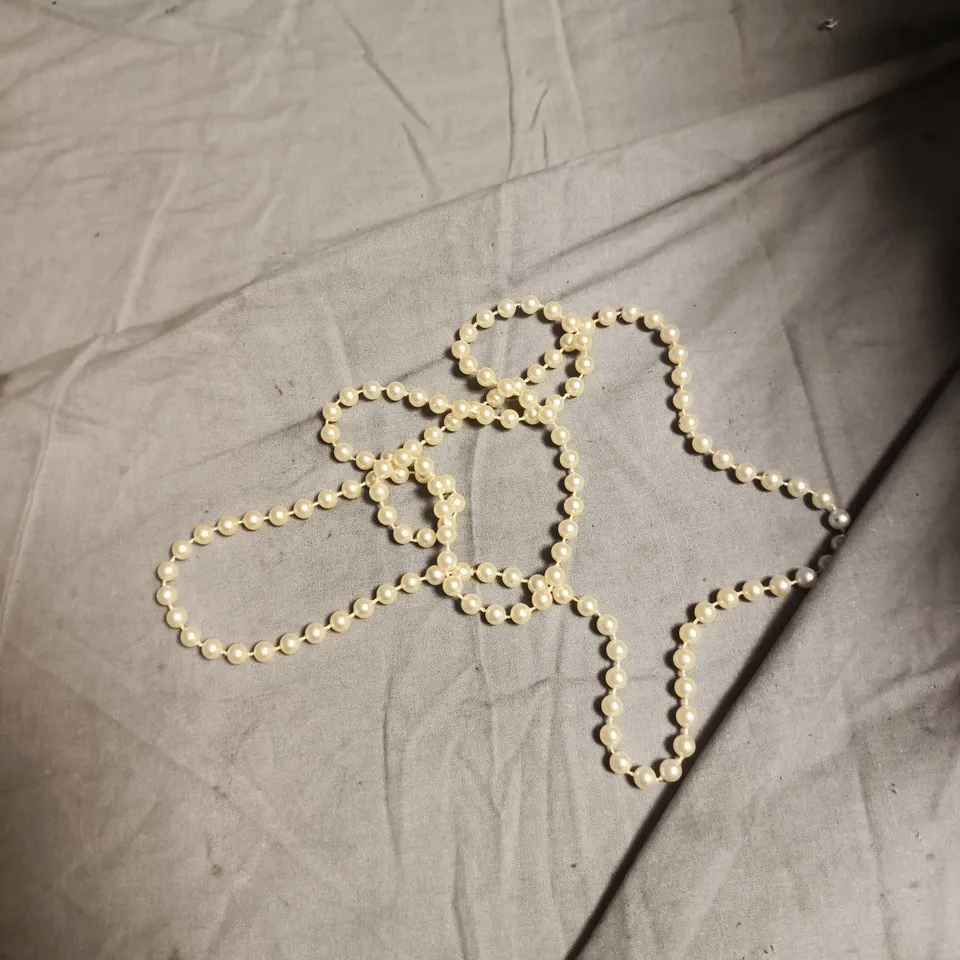 APPROXIMATELY 30 ASSORTED ITEMS OF JEWELLERY 