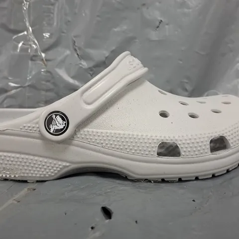 PAIR OF CROCS CLASSIC KIDS CLOGS IN GREY SIZE UK J3