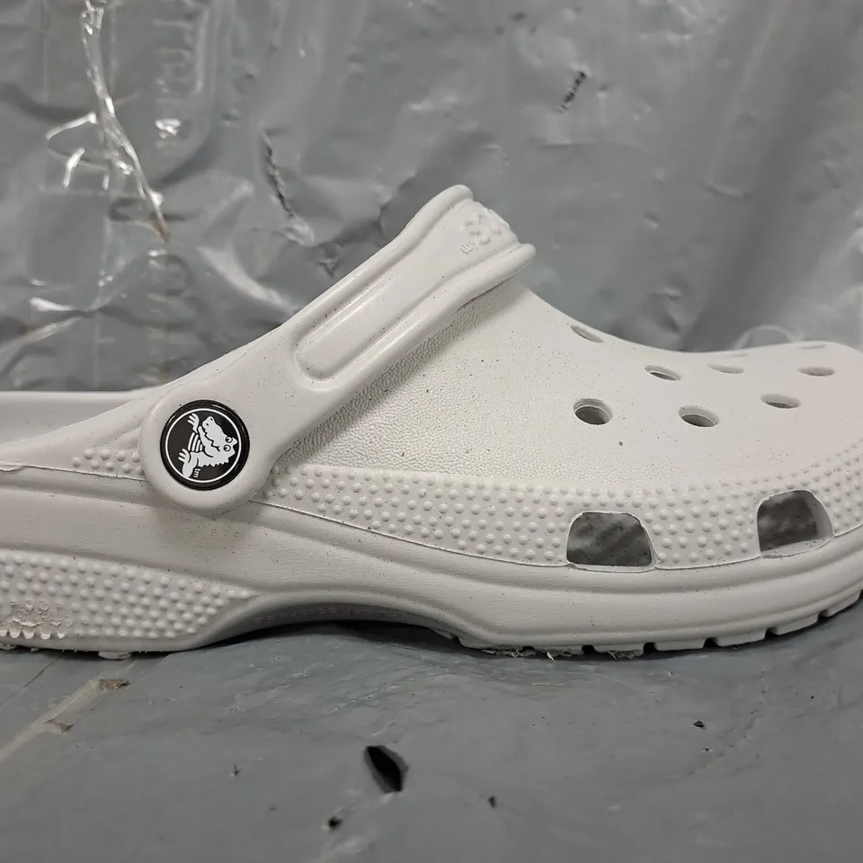 PAIR OF CROCS CLASSIC KIDS CLOGS IN GREY SIZE UK J3