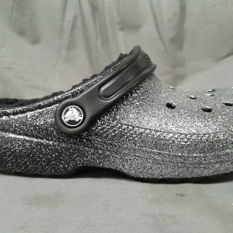 PAIR OF CROCS CLASSIC GLITTER LINED CLOGS IN SILVER UK SIZE M4/W5