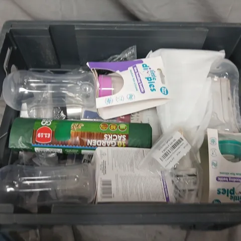 APPROXIMATELY 20 ASSORTED HOUSEHOLD ITEMS TO INCLUDE BABY BOTTLES, GARDEN SACKS AND PADLOCK