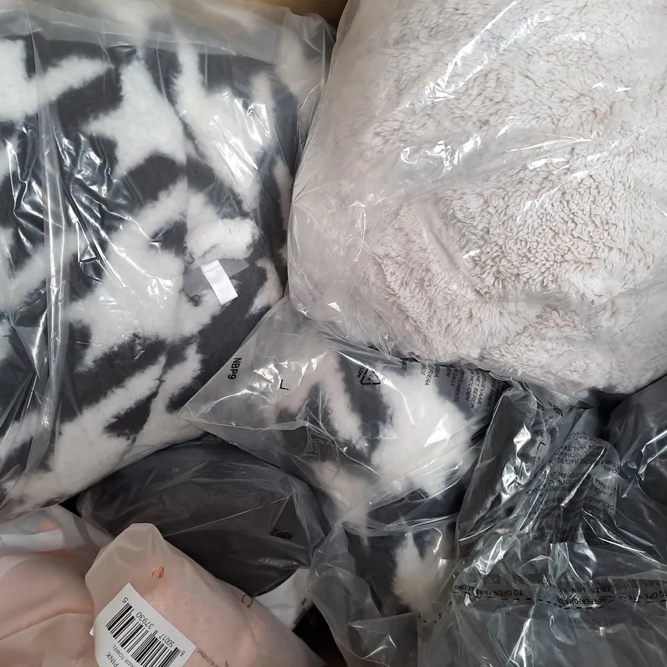 BOX OF APPROXIMATELY 20 ASSORTED CLOTHING AND FASHION ITEMS IN VARIOUS STYLES, SIZES, AND COLOURS TO INCLUDE CONTURVE, VOLO, ETC
