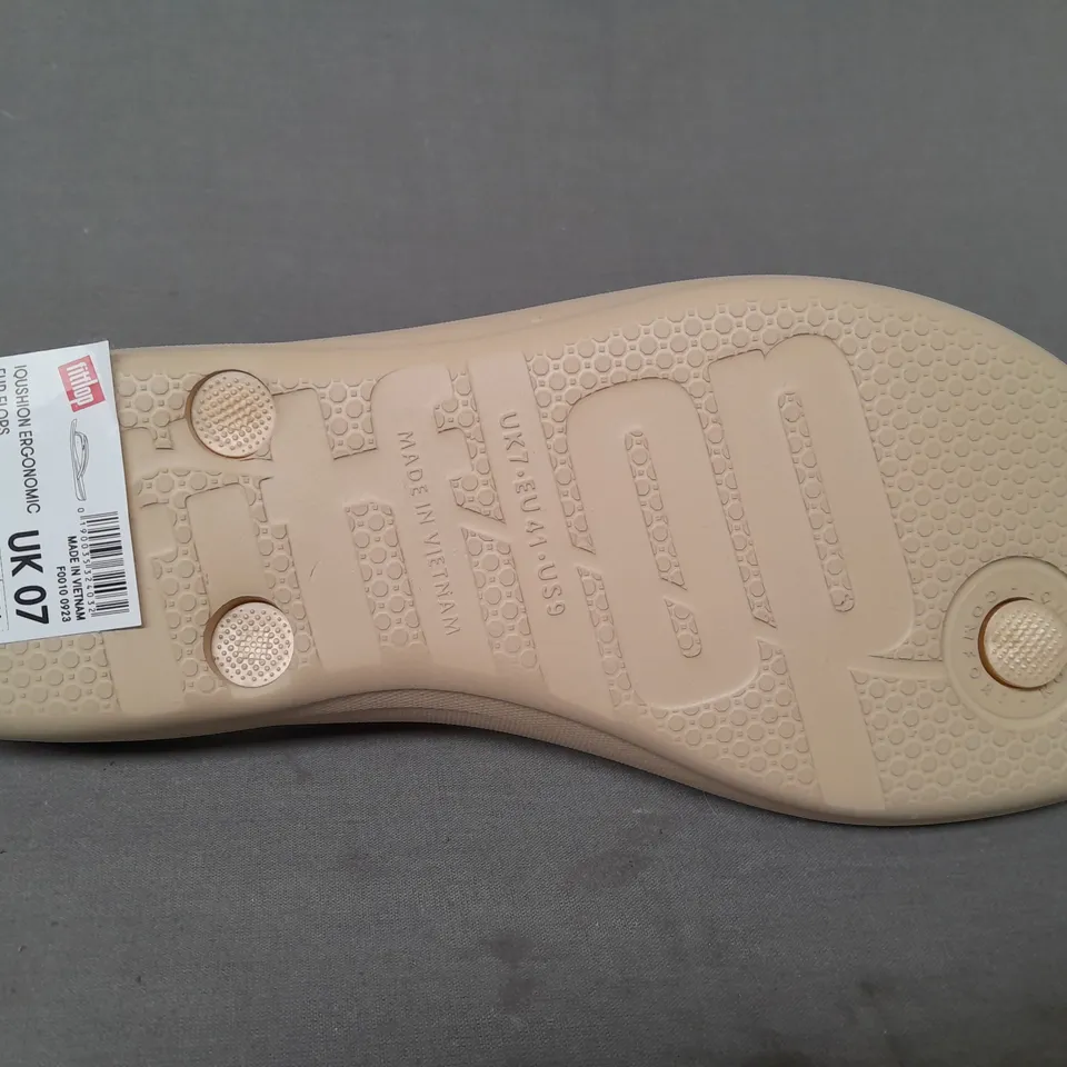 BOXED PAIR OF FITFLOP IQUSHION ERGONOMIC TOE-POST FLIP-FLOPS IN GOLD UK SIZE 7