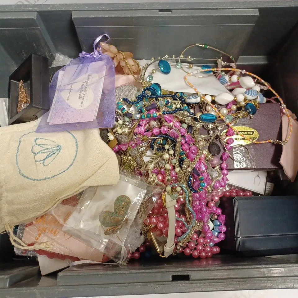 BOX OF APPROX 20 COSTUME JEWELLERY ITEMS INCLUDING NECKLACES, RINGS AND EARRINGS