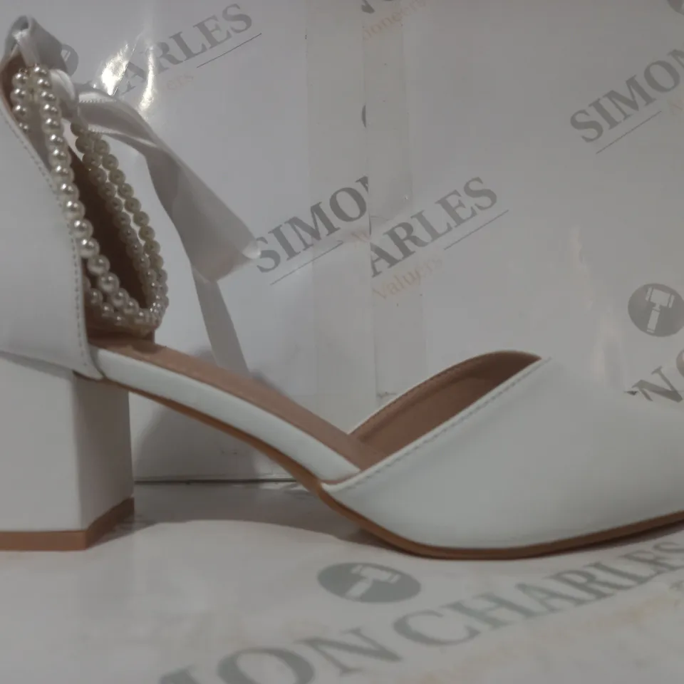 BOXED PAIR OF DESIGNER POINTED TOE BLOCK HEEL SHOES IN WHITE W. PEARL EFFECT EU SIZE 41