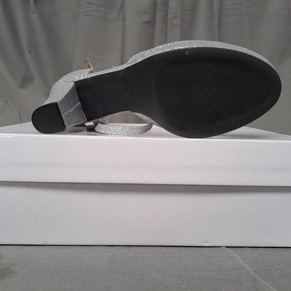 BOXED PAIR OF DESIGNER CLOSED TOE HIGH BLOCK HEEL SHOES IN SILVER W. GLITTER EFFECT EU SIZE 40
